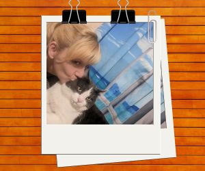 nettie giving her cat m kitty kisses